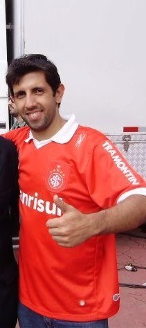 Fazer o que ..... cada um vive de um jeito e fala o que pensa ......Ta bom assim fazer o que !!!!!