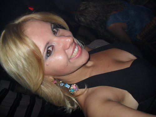Sou aquela que vive a cada momento da vida..
aproveitando e agradecendo a Deus pelo simples fato de respirar!!