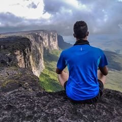 Un sobreviviente más de esta bella Venezuela ! 
 El de la foto puedes ser Tu ! Roraima...Salto Angel.... Brasil.. Llega a la Cima !!!