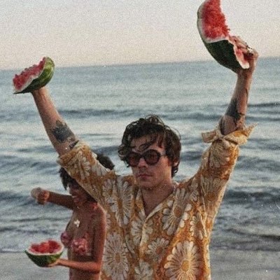 diningtable_'s profile picture. be a lover. give love. choose love.