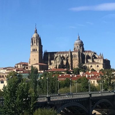 Gracias a los héroes de ayer, que con vuestro sacrificio llegó España a renacer.