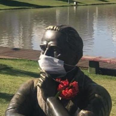 estatua q fica no lago de toledo e ninguem sabe quem é, sou eu.