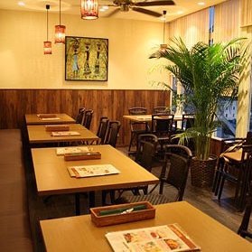 JR町田駅のすぐ側 東急ツインズEAST8F にお店を構える人気のカレー店です。 インド人シェフが作る美味しいカレーはナン・ライス食べ放題でご提供！ 辛さも 甘口〜激辛 まで自分の好みで変更できます。 テイクアウトも可能です。(レジ袋有料)