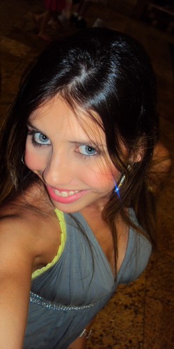 Sou a menina sorridente, qe nem sempre diz oqe vc qer escuta, mas sempre trago a verdade no meu olhar, sou a patricinha qe ela odeia, e sou a mae qe ama a filha