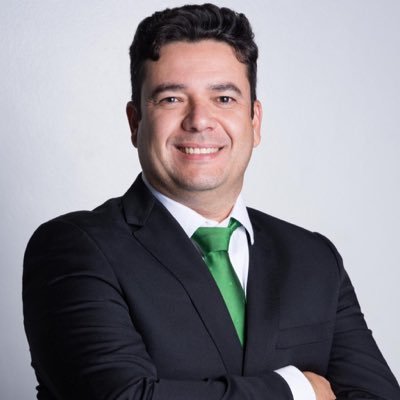 Muita energia, pai de uma linda, formado em TI e apaixonado por gestão de pessoas...