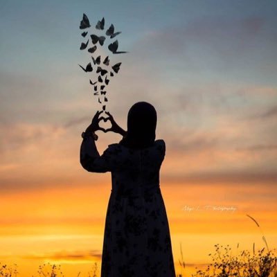 بـ إختصًآرٍ آكثرٍ : • إنسآنهٍ ممتلئًه بآلكثيرٍ , وممتلئهً بـ ( آللآشيئً ) !!