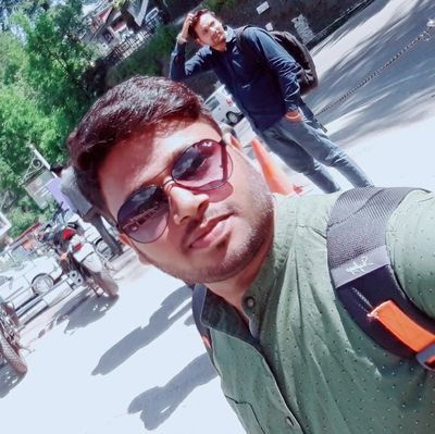 लक्ष्य की ओर अग्रसर,,,
आंधी मगरूर दरखतो को गिरा जाएगी ,
बस साख वो ही बेचेगी जो लचक जाएगी,। 
आसमां छूने का पता लग जाएगा ,
जब जमी पाँव के निचे से खिसक जाएगी।।