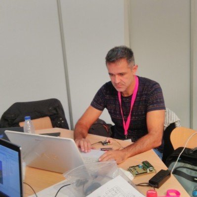 Profesor de electrónica, robótica y telecomunicaciones. Proyectos de robótica, domótica, internet of things, etc.
Fran Castaño.
Ingeniero de telecomunicaciones
