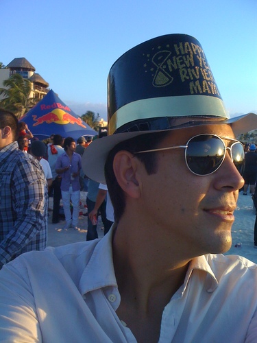 Musico, ingeniero, diseñador wanabe, optimista, tecladista, alto, flaco, no veo tele, tengo pocos zapatos, juego poker, tomo, no fumo, sociable, edonista, etc.
