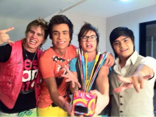 Fã Clube dedicado ao @rockrestart          
     I ♥ RESTART
Donos : @_IannaRangel  & @_MATEUSMARS