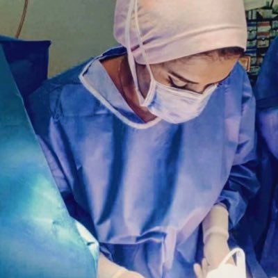 طبيبة، متعتي السفر والكتابة، هاوية الأدب العالمي وفن الرواية.