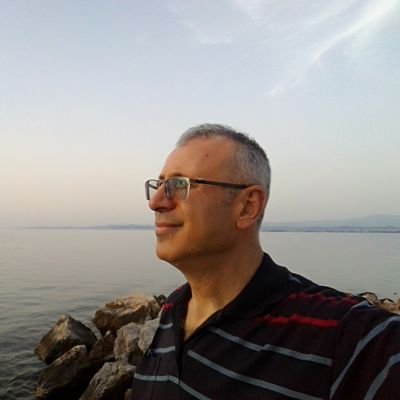 Emekli, sosyal olmaya çalışan, her konuya duyarlı, eğlenceyi değerlerle düşünerek yaşamına adapte eden birisiyim...