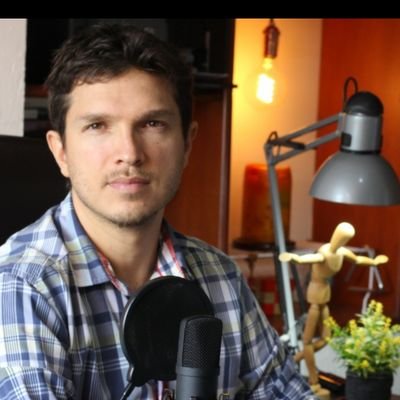 Investigador y educador para la Paz. Vloguero, docente universitario y Director del Centro de Educación Interior.