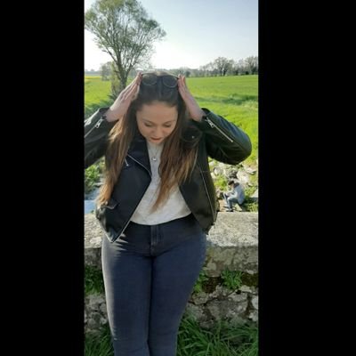 hey, mois c'est annaïs ( oui 2n).
j'ai 19 ans, je suis en couple avec une fille formidable 🏳️🌈