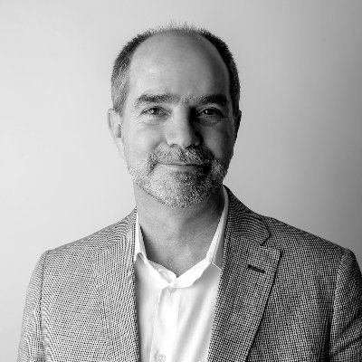 Soy curioso por naturaleza, aprendiz por vocación y estratega por necesidad. Amo la comunicación: simpleza que se impone a la complejidad.