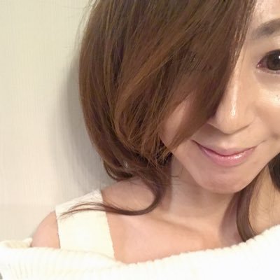 無類のネコ贔屓。 美容情報絶賛収集中。 ハイカラモダン・おしゃれポップなものたちにまみれ、ごちゃまぜ生活。ブリティッシュカルチャー好き。