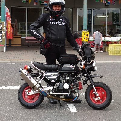 モンキーバイクに乗りたい気持ちが爆発し、2014年7月にモンキーバイク（FI）・くまモンバージョンを新車で購入しました。 
遠出やツーリングの楽しみに目覚め、特に道の駅やコンビニで「コーヒー片手に一息入れる」ことが一番の楽しみです。
（大阪府箕面市在住）