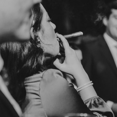 anacrespo94's profile picture. Darnos del todo al Todo sin hacernos partes