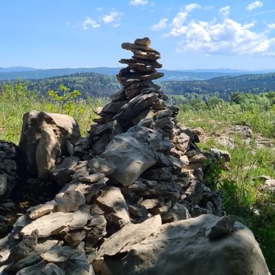 Donc je dois ajouter ma biographie....Alors voici: je suis né,et...Voilà,dès qu'il y aura du nouveau je le partage!