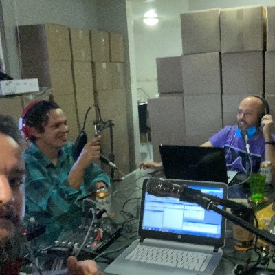 Extraño programa de radio, 4 tipos hablando de todo y nada. Buena música... https://t.co/iUKeIxNDc0