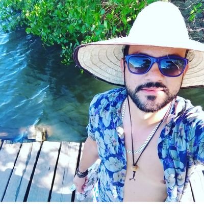 Sou uma pessoa feliz,
Amo muito a vida
E dela sou aprendiz;
Tenho várias paixões,
Mas, como qualquer um,
Possuo muitas imperfeições;