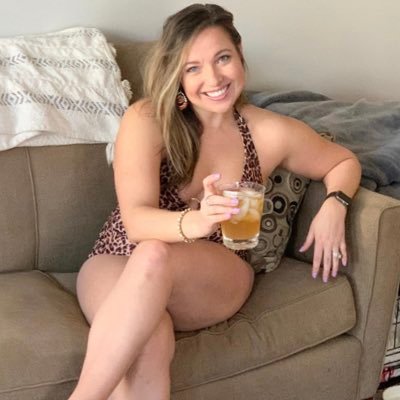 Self proclaimed foodie & cocktail connoisseur? Oh, me too! I’m here to help you balance all the foods & drinks while living a healthy lifestyle! 🍕 🍸🏃🏼‍♀️