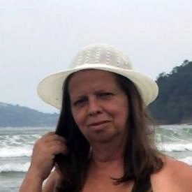 Sou pândega, tenho humor, sátiro, gosto de criticar os políticos, que se dizem de extrema direita.
