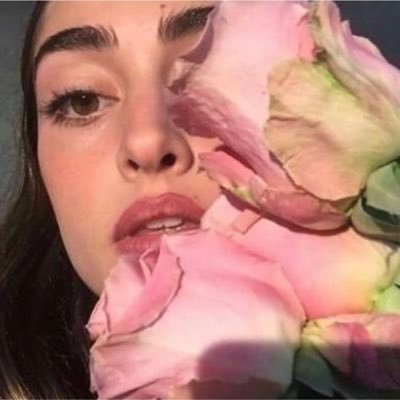 iiishll's profile picture. تَشبهين الورد ، دايم جَميلة . .