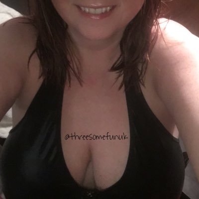 🔞 NSFW 🔞 40+ married couple who enjoy #bareback #threesomes Both a bit #bi 😋 A/C mainly run by Mrs who tweets with a 💋 ➡️ We don't chat on DM sorry ⬅️
