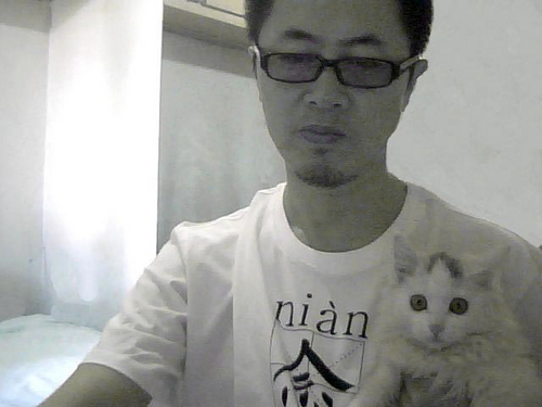 JingYu8964's profile picture. 也许最后的时刻到了
我没有留下遗嘱
只留下笔，给我的母亲
我并不是英雄
在没有英雄的年代里
我只想做一个人
宁静的地平线
分开了生者和死者的行列
我只能选择天空
决不跪在地上
以显出刽子手们的高大
好阻挡自由的风
从星星的弹孔里
将流出血红的黎明
北岛