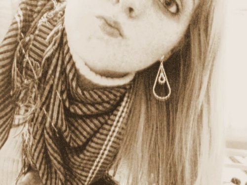 Sou akela qe tenta viver a vida da melhor forma possivel.. e tentando nunca magoar as pessoas q eu amo