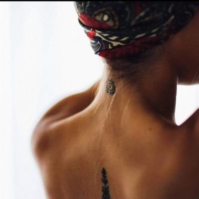 وإنما الناس بحار، فلا تحكم على أعماقهم، وأنت لا ترى إلا شواطئهم