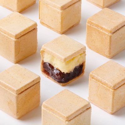 金沢で茶菓工房たろうという小さな菓子屋をしています。チョコレートやピーナツバターのようかん やスタイリッシュなキューブのもなか「窓」が人気です。和菓子屋でありながら様々な素材を取り入れ新しい菓子作りをしています。