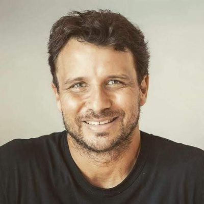 Diretor de TV, carioca, surfista e botafoguense.