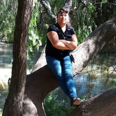 Me encanta escuchar música romántica, tejer y cocinar