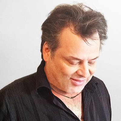 Auteur-Compositeur-Interprète et acteur (dans une autre vie). Je compose des tounes que je partage sur les réseaux sociaux. Qui m'aime, me suive...