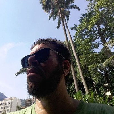 Eclético, ponderador, habilidoso, eloquente e observado. Viajo para não ter de pensar demais: Se eu fosse burro, não sofria tanto.