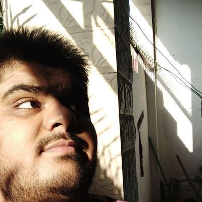 itx_maadii's profile picture. happy person with sad thoughts