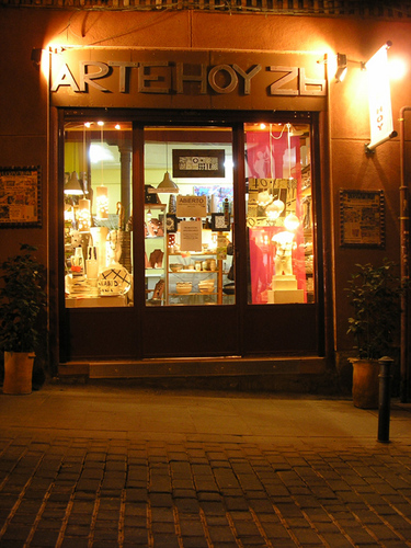 Estudio de Ceramica, Creado en febrero de 1996.  Taller tienda en Madrid.Estudie en la Escuela de Cerámica de la Moncloa en Madrid.