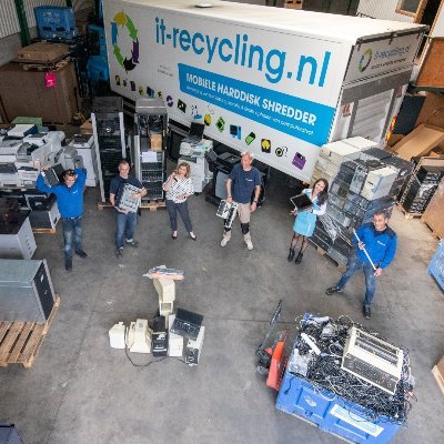 Ik ben directeur van IT-recycling. Ecologische afvoer service voor computer afval.Vernietiging van harde schijven op locatie