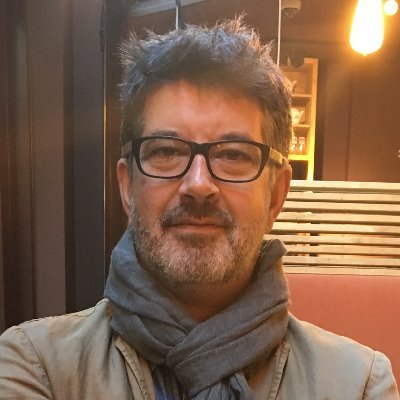 Professeur de théorie politique et de relations internationales et photographe amateur