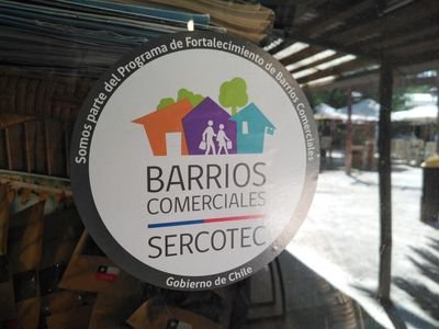 Barrio Pueblito los Dominicos es un lugar turístico, donde 150 talleres venden artesanías típicas de Chile.