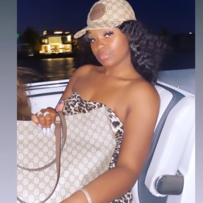 God 1st 🙏🏼📖 22 YEAR old , Young BOSS. CEO of I AM ROYALTY BOUTIQUE. Atl’s BEST Hair/Wig Company. Humble & Hungry 😋😘😍 IG : @theeeeerealqueen