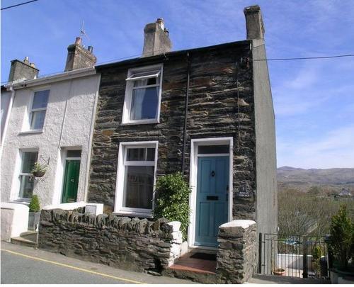 SnowdoniaCottge's profile picture. Lovely holiday cottage for two with great views situated between Porthmadog and Beddgelert in Snowdonia, two miles from the art-deco village of Portmeirion.