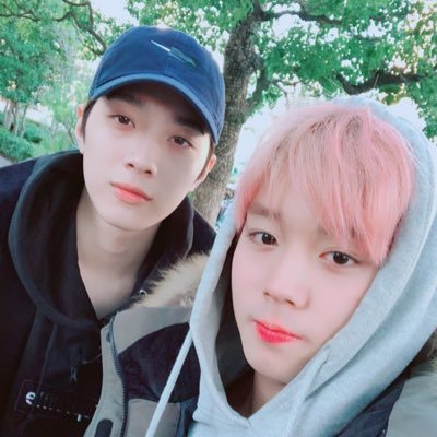 hourly2033's profile picture. All about #라이관린 #박지훈 #판윙 #라지팀 #panwink #หลินฮุน #罐昏 "Even though our bodies are far apart, our hearts are always the same 🥰”