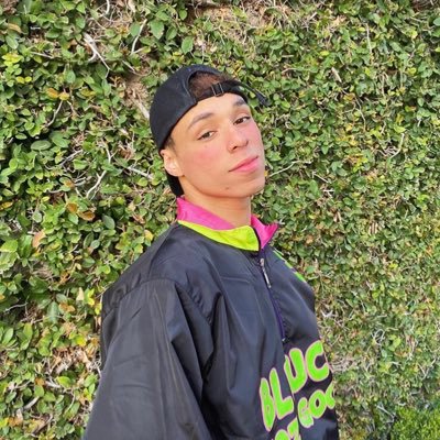 This a fanpage for @larrayxo ❤️one day he will notice me🥺💚