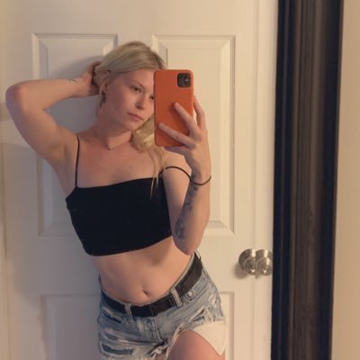 b_joooo's profile picture. YELLOW WORLD 💛  1 of 1