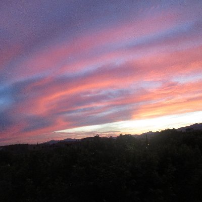 A l'espai exterior d'eons d'anys llum, el so no s'hi propaga. Esdevenir un corral cacofònic on tothom piula o anar decreixent cap a la poesia i la telepatia