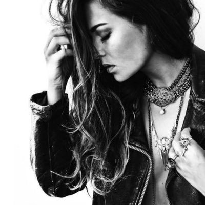 DrowninInFlames's profile picture. she/they