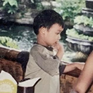 raphaelmouis's profile picture. Keluarga Moisturizer || Just me, my self, and I || Twitter = tempat ngoceh doang, jangan di seriusin 🙃